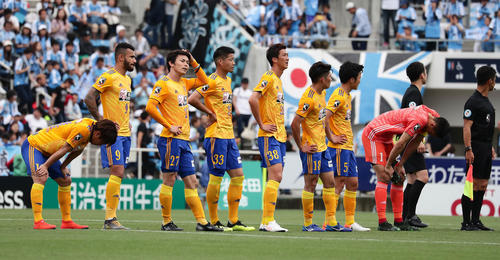 磐田対仙台　敗れて肩を落とす仙台イレブン（撮影・丹羽敏通）