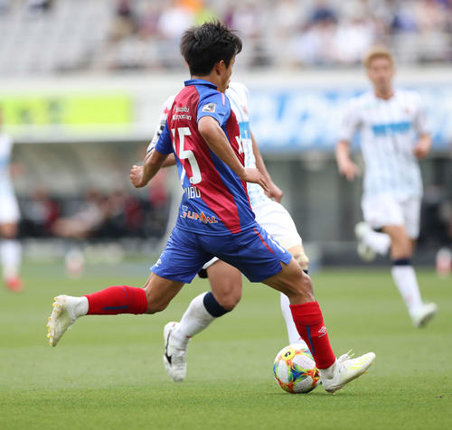 東京対札幌　後半、東京MF久保は左足でゴールを決める（撮影・井上学）