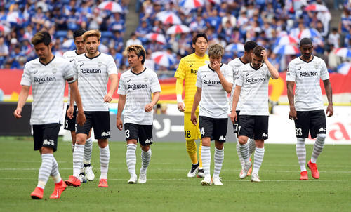 横浜対神戸　横浜に敗れがっくり肩を落とす神戸イレブン（撮影・たえ見朱実）