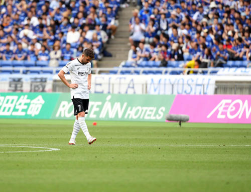 横浜対神戸　後半45分、横浜に4点目を決められ、がっくりする神戸FWダビド・ビジャ（撮影・たえ見朱実）