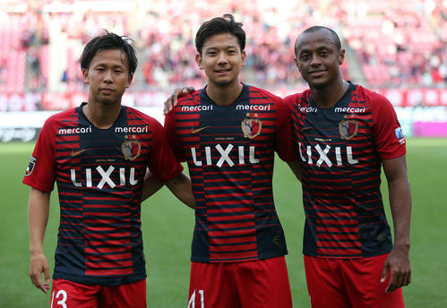 鹿島対松本　試合後、記念撮影する、左から鹿島MF中村充、MF白崎、MFレオ・シルバ（撮影・狩俣裕三）