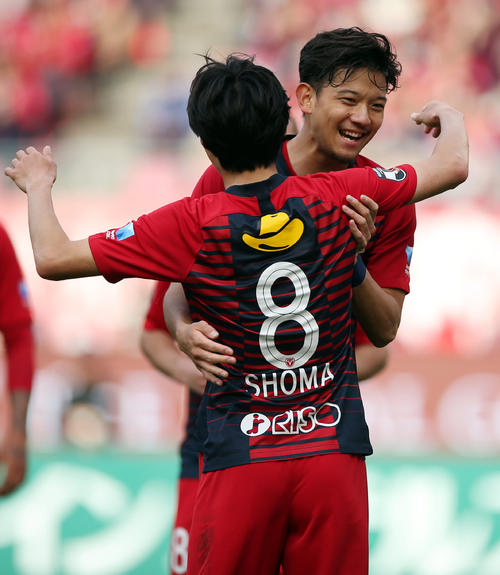 鹿島対松本　後半、この日、2点目のゴールを決め、アシストした鹿島FW土居（手前）と喜び合うMF白崎（撮影・狩俣裕三）