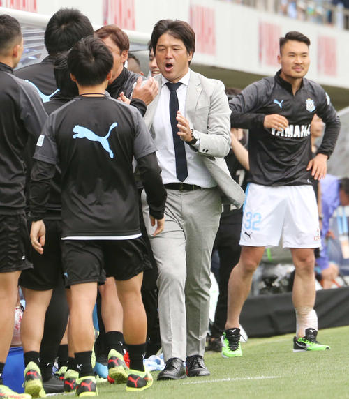 磐田対仙台　今季ホーム初勝利を挙げ、ベンチで喜ぶ磐田名波監督（撮影・野上伸悟）