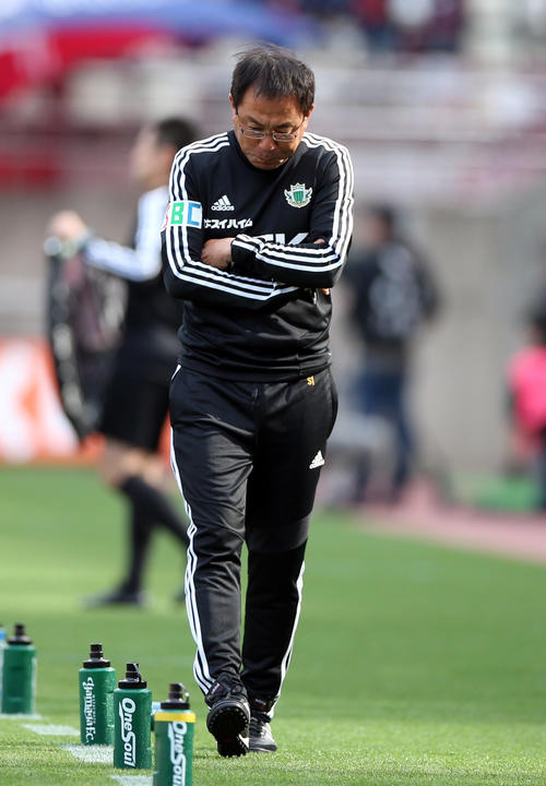 鹿島対松本　前半、考え込む松本の反町監督（撮影・狩俣裕三）