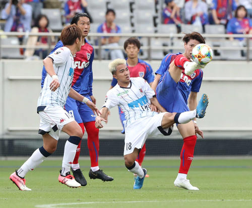 東京対札幌　前半、札幌MFチャナティップ（中央）は相手選手と競り合う（撮影・井上学）