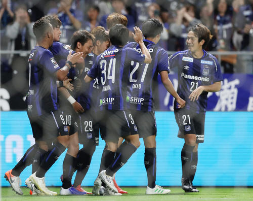 後半、G大阪MF倉田（左から3人目）がゴールを決め、祝福するイレブン（撮影・前田充）