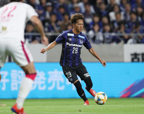 G大阪対C大阪　後半、MF倉田の決勝点をアシストするG大阪MF高江（撮影・前田充）
