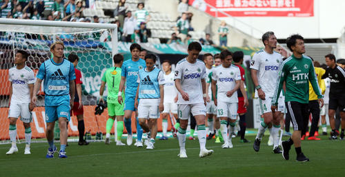 鹿島に大敗し、悔しそうな表情で引き揚げる松本の選手たち（撮影・狩俣裕三）