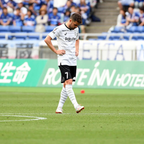 後半45分、横浜に4点目を決められ、がっくりする神戸FWビジャ（撮影・たえ見朱実）