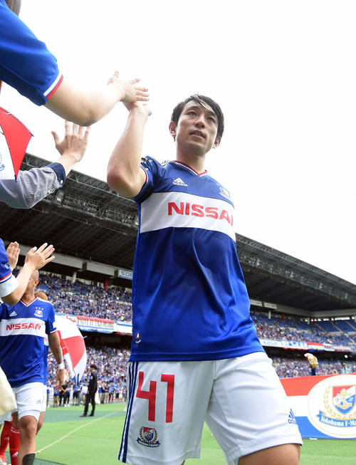 2得点を挙げた横浜MF三好は、試合後サポーターとタッチを交わす（撮影・たえ見朱実）