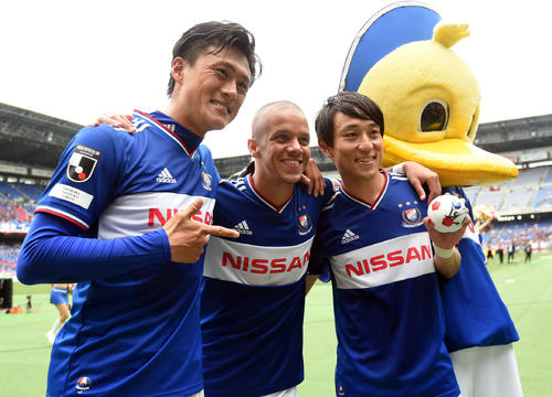 得点を挙げた3人で記念撮影に納まる、左から横浜FW李、MFマルコス・ジュニオール、MF三好（撮影・たえ見朱実）