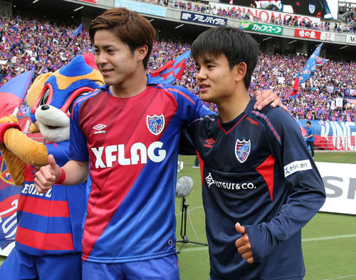 試合後、東京MF久保建（右）とDF小川はポーズを決める（撮影・井上学）