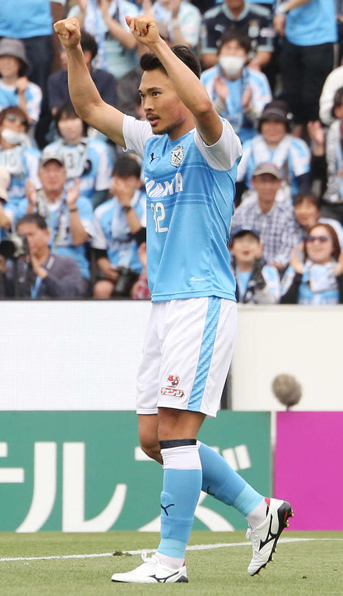 前半34分、左足でJ1初ゴールを決め喜ぶ磐田FW中山（撮影・野上伸悟）