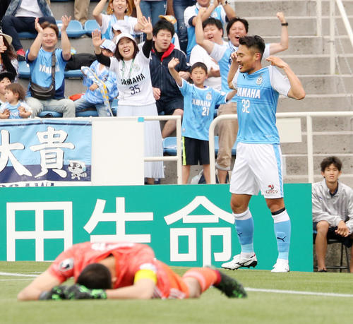 前半34分、左足でJ1初ゴールを決める磐田FW中山。手前はがっくりする仙台GKシュミット（撮影・野上伸悟）