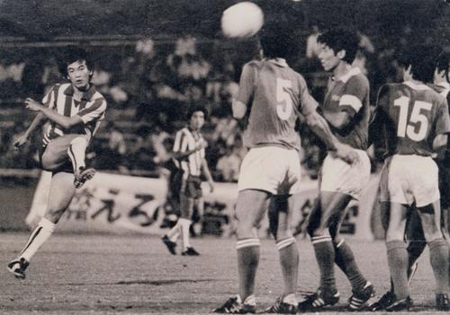 藤和不動産サッカー部時代のセルジオ越後氏（左端）。日本リーグの日本鋼管戦、直接FKでゴールを狙う