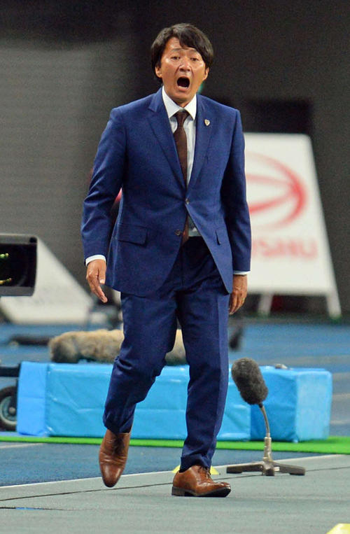 判定について抗議する清水篠田監督