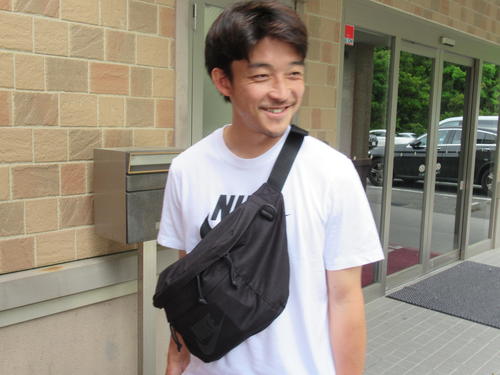 練習後、笑顔で取材に応じる神戸DF西（撮影・実藤健一）