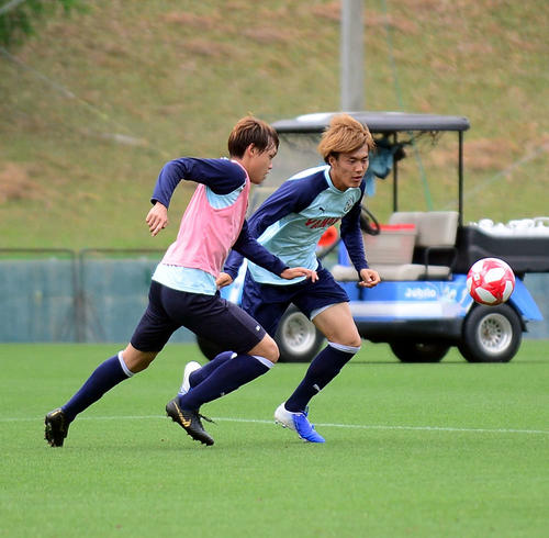 ドリブル突破を仕掛ける磐田FW小川航（右）。左はDF大南