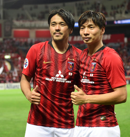 浦和対北京国安　試合後、サムアップで写真に納まる浦和MF長沢（右）とFW興梠（撮影・横山健太）