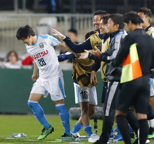 前半、先制ゴールを決め、チームメートに祝福される川崎脇坂（左端）（共同）
