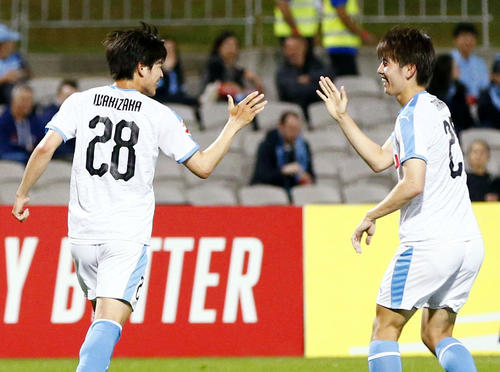 前半、2点目のゴールを決め、タッチを交わす川崎脇坂（左）（共同）