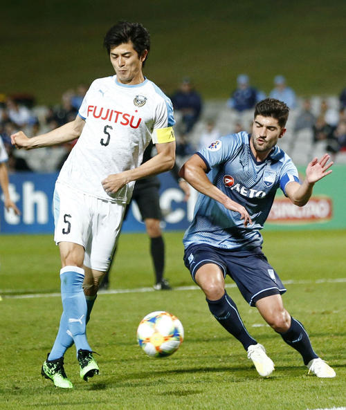 後半、シュートを放つ川崎谷口（左）（共同）