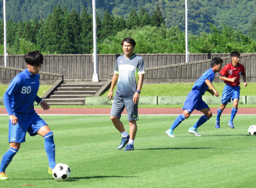 ボールの蹴り方を熱心に指導する福田正博氏（左から2人目）（撮影・山口智司）