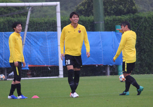 雨の中、笑顔でトレーニングするDF町田浩樹（撮影・杉山理紗）