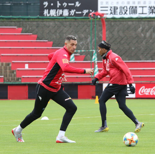 練習に復帰した札幌FWジェイ（左）。右はFW鈴木（撮影・保坂果那）