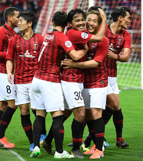 浦和対北京国安　後半、ゴールを決めチームメートと抱き合う浦和FW興梠（中央）（撮影・横山健太）