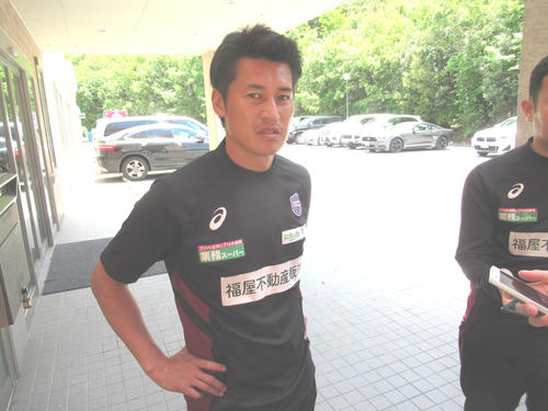 練習後、取材に応じる神戸吉田監督