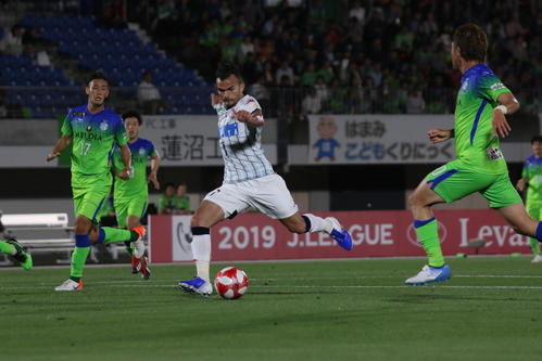 前半39分、先制のゴールを放つ札幌MFルーカス（撮影・保坂果那）