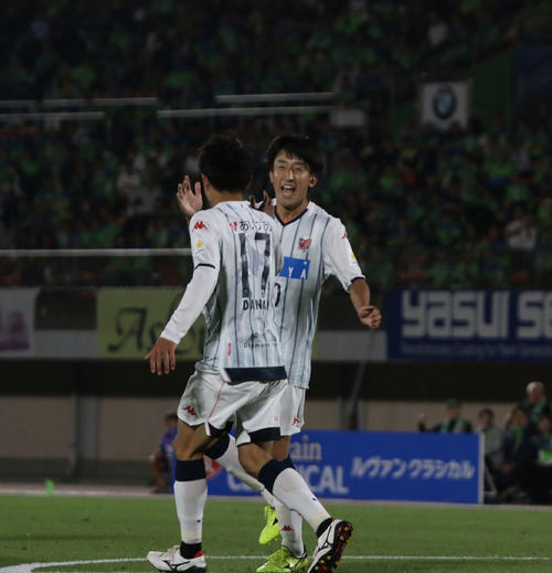 後半3分、追加点を決めた札幌MF金子（右）はMF檀崎と喜ぶ（撮影・保坂果那）