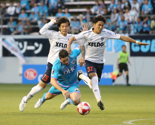 鳥栖対東京　激しい守備で倒れされる鳥栖FWフェルナンドトーレス（撮影・菊川光一）