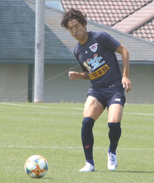 練習で軽快な動きを見せる鳥栖FW金崎（撮影・菊川光一）