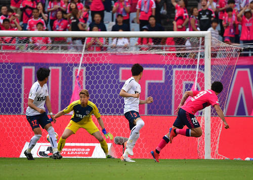 後半33分、C大阪DF松田陸のセンタリングに頭で合わせ先制ゴールを決める同FWブルーノ・メンデス（右）（撮影・清水貴仁）