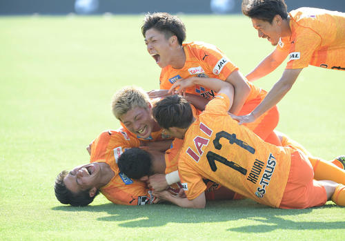 清水対仙台　後半44分、決勝ゴールを挙げたドウグラス（下中央）に抱きついて喜ぶ清水イレブン（撮影・加藤諒）