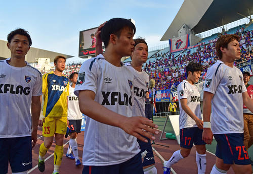 C大阪対東京　試合に敗れ厳しい顔で引き揚げる東京MF久保健英（中央）（撮影・清水貴仁）