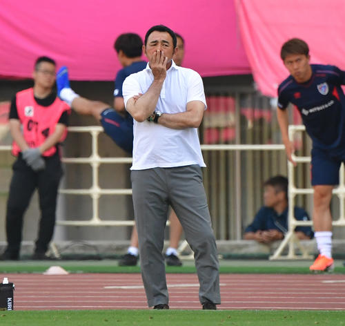 C大阪対東京　厳しい顔で戦況をみつめる東京の長谷川健太監督（撮影・清水貴仁）