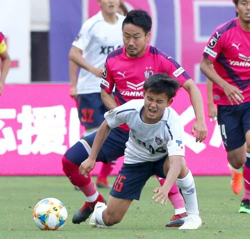 後半、東京MF久保（手前）はドリブル突破を止められる（撮影・上山淳一）