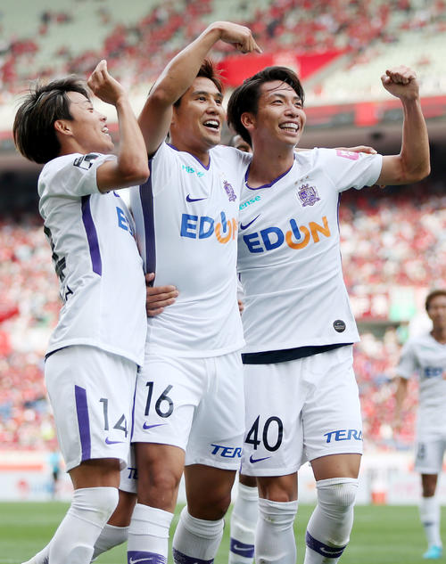 浦和対広島　後半、ゴールを決め、サポーターと喜び合う広島FW渡（中央）。左はMF森島、右はMF川辺（撮影・狩俣裕三）