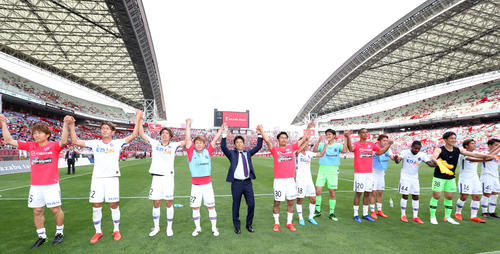 浦和対広島　試合後、サポーターにあいさつする城福監督（中央）と広島の選手たち（撮影・狩俣裕三）