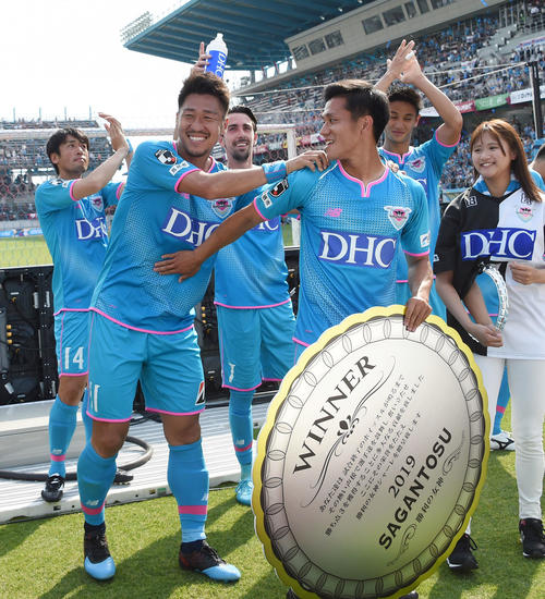 鳥栖対鹿島　試合後、決勝ゴールの鳥栖FW豊田（左）は、小野の肩をもみ笑顔を見せる（撮影・今浪浩三）