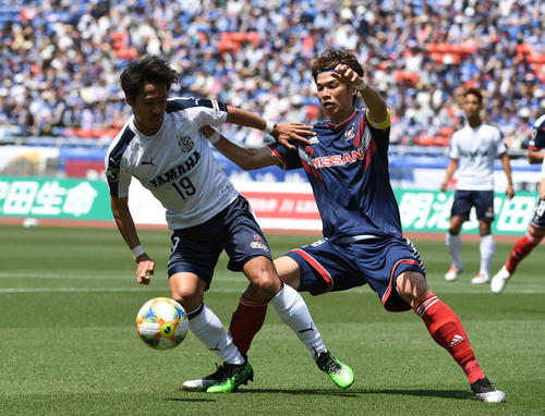 横浜対磐田　前半、横浜MF扇原（右）と競り合う磐田MF山田（撮影・鈴木みどり）