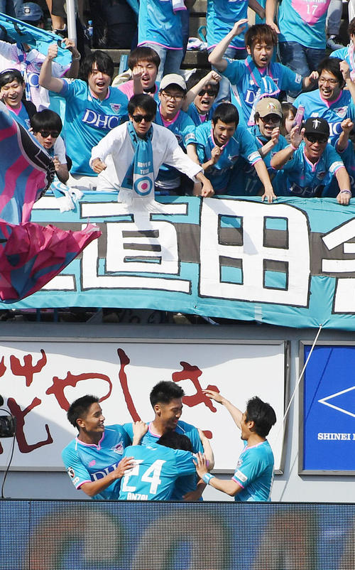 鳥栖対鹿島　後半ロスタイム、決勝弾を決めサポーターに祝福される鳥栖FW豊田（中央）（撮影・今浪浩三）