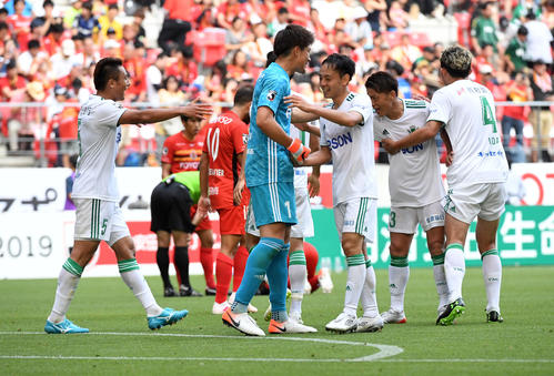 名古屋対松本　名古屋に勝利し喜ぶ松本イレブン（撮影・前岡正明）