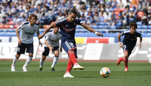 横浜対磐田　後半20分、PKを決める横浜FWエジガル・ジュニオ（中央）（撮影・鈴木みどり）