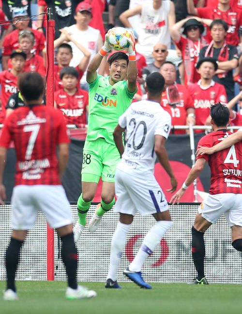 浦和対広島　後半、ハイボールをキャッチする広島GK大迫（撮影・狩俣裕三）