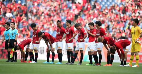 浦和対広島　試合後、広島に大敗し、肩を落とす浦和イレブン（撮影・狩俣裕三）