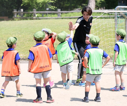 園児とハイタッチする平瀬氏（撮影・山田愛斗）